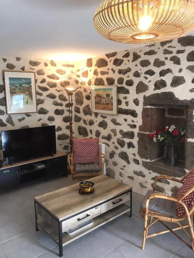 Maison Auvergnate Traditionnelle Recemment Renovee * Laroquevieille